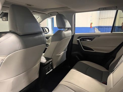 Used 2021 Toyota RAV4 XLE Premium image 18