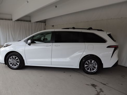 Used 2025 Toyota Sienna LE AWD/4WD image 23