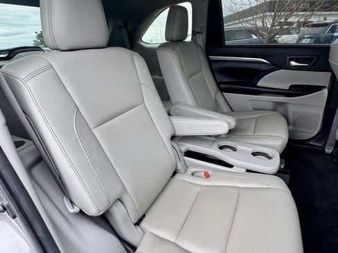 Used 2019 Toyota Highlander Limited w/ Carpet Mat Package (TMS) AWD/4WD image 14