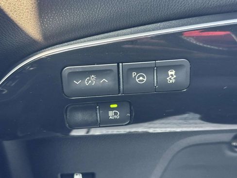 Used 2018 Toyota Prius Three FWD image 32