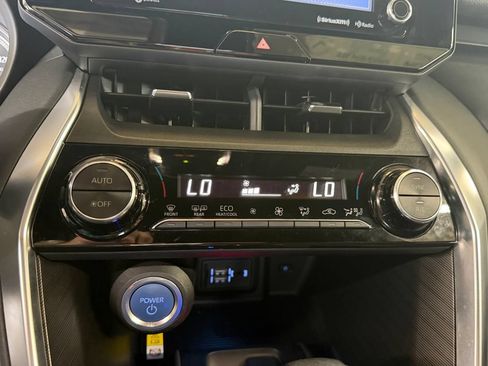 Used 2022 Toyota Venza XLE AWD/4WD image 18