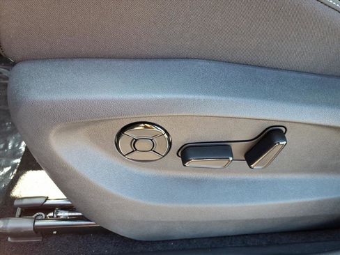 New 2026 Volkswagen Tiguan SE R-Line image 9