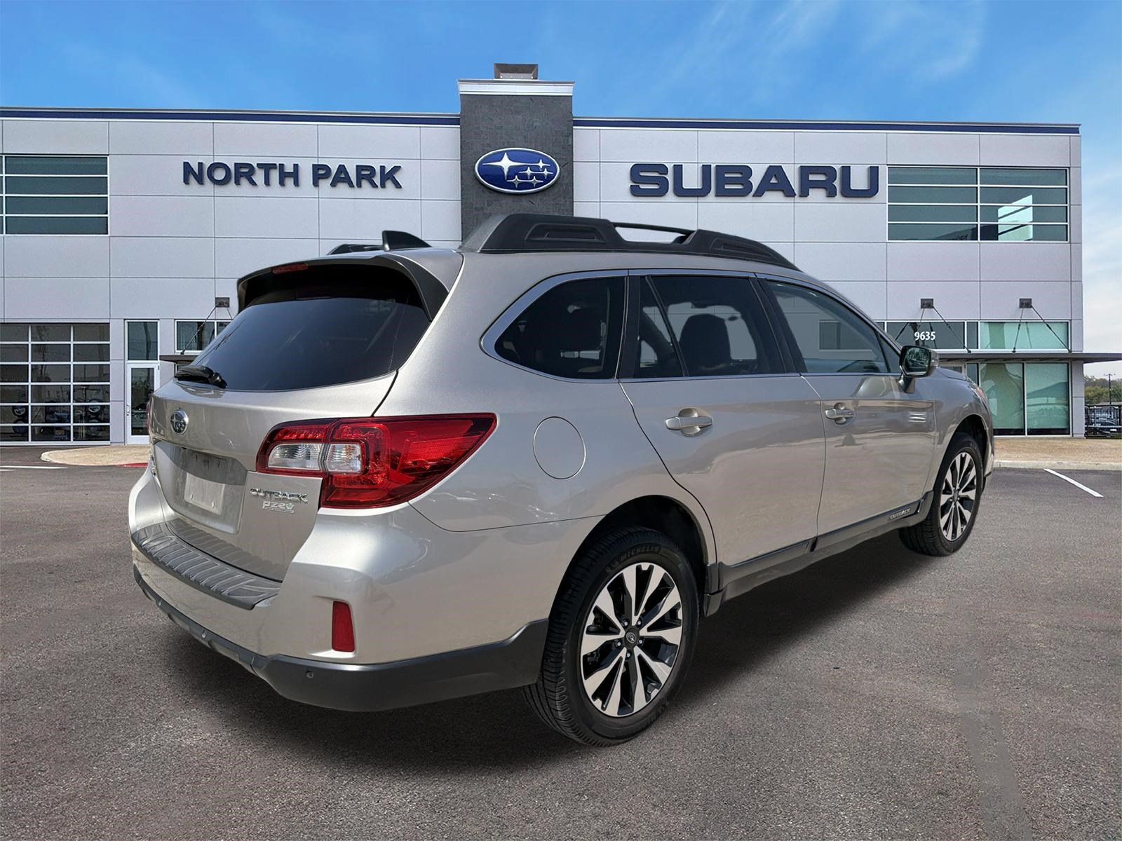 Used 2017 Subaru Outback 2.5i Limited AWD/4WD image 3