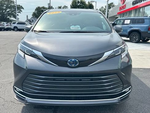 Used 2025 Toyota Sienna Limited FWD image 9