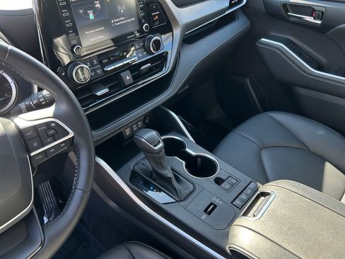 Used 2022 Toyota Highlander XLE image 20