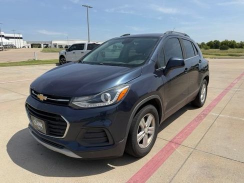 Used 2019 Chevrolet Trax LT w/ LPO, Cargo Package FWD image 7