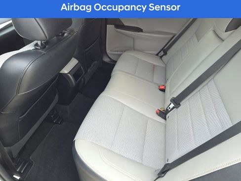 Used 2016 Toyota Camry SE image 18