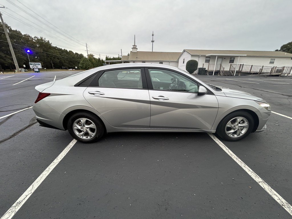 Used 2021 Hyundai Elantra SE FWD image 3