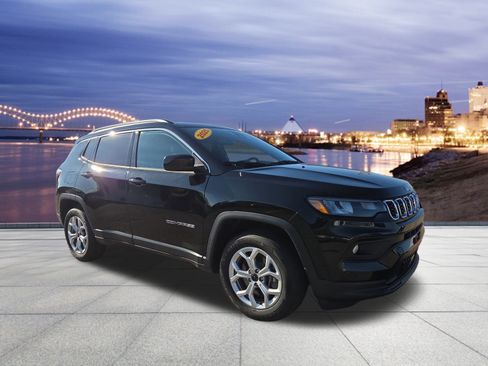 Used 2025 Jeep Compass Latitude image 4