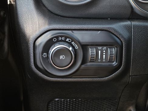 Used 2019 Jeep Wrangler Unlimited Sahara w/ Uconnect 4C Nav & Sound Group AWD/4WD image 19