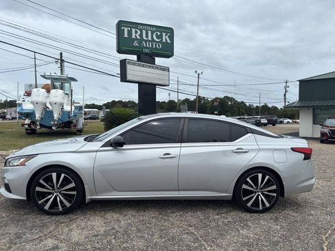 Used 2019 Nissan Altima 2.5 SR FWD image 2