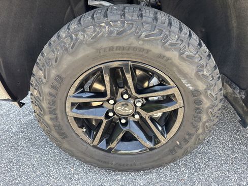 Used 2024 Chevrolet Silverado 1500 Custom Trail Boss w/ LPO, Dark Essentials Package AWD/4WD image 10