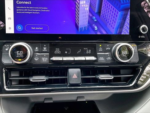 Used 2025 Toyota Highlander XLE FWD image 25