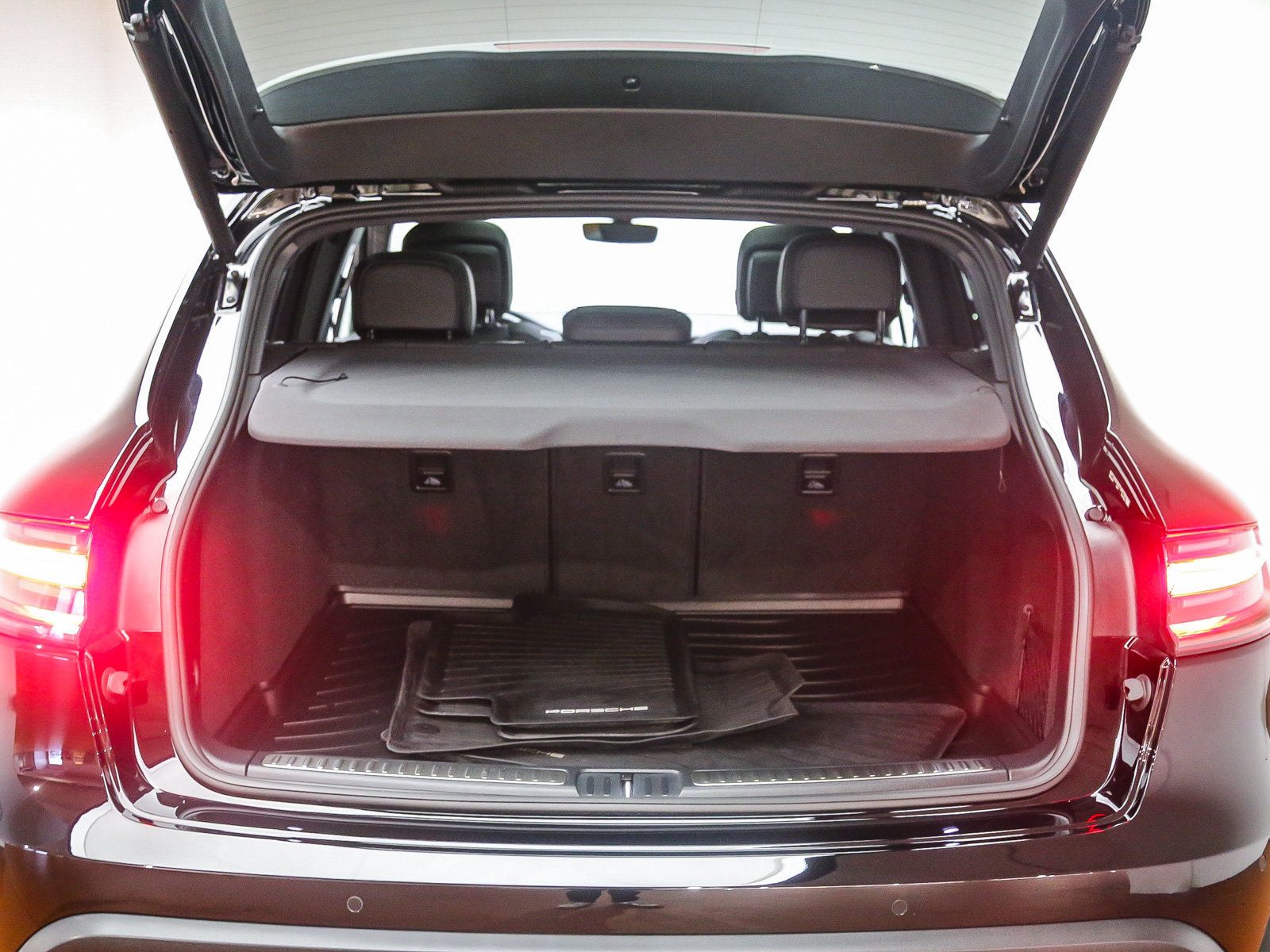 Certified 2026 Porsche Macan Turbo AWD/4WD image 21