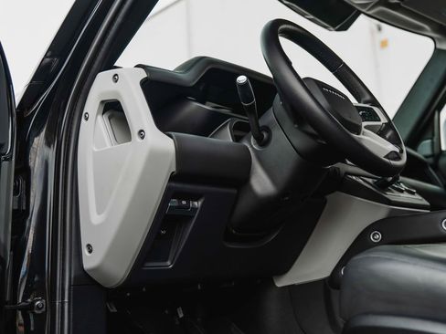 Used 2024 Land Rover Defender 110 SE image 30