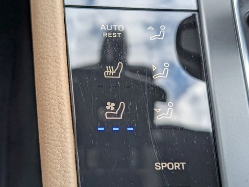 Certified 2025 Porsche Macan image 16