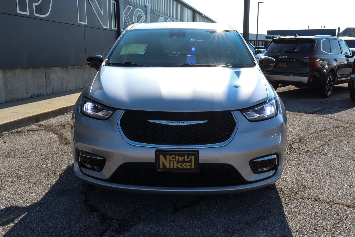 Used 2024 Chrysler Pacifica Touring-L FWD image 2