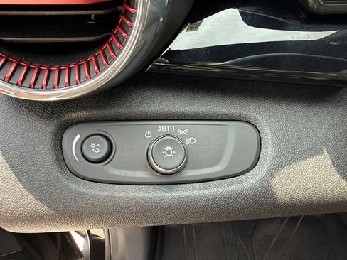Used 2025 Chevrolet Trax RS w/ Sunroof Package FWD image 27