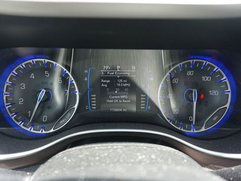 Used 2017 Chrysler Pacifica Touring-L w/ Tire & Wheel Group FWD image 6