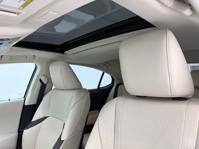 Used 2025 Lexus ES 300h w/ Technology Package FWD image 26