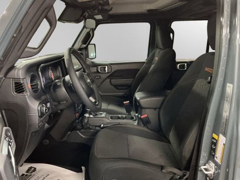 Used 2025 Jeep Gladiator Mojave w/ Convenience Group image 9