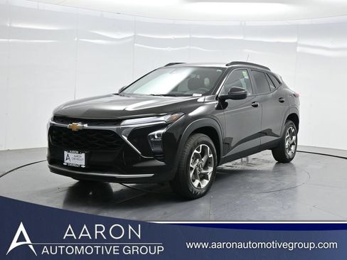 Used 2025 Chevrolet Trax LT FWD image 1