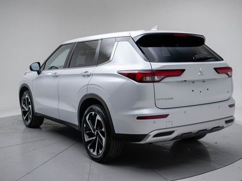 Used 2024 Mitsubishi Outlander SE image 4