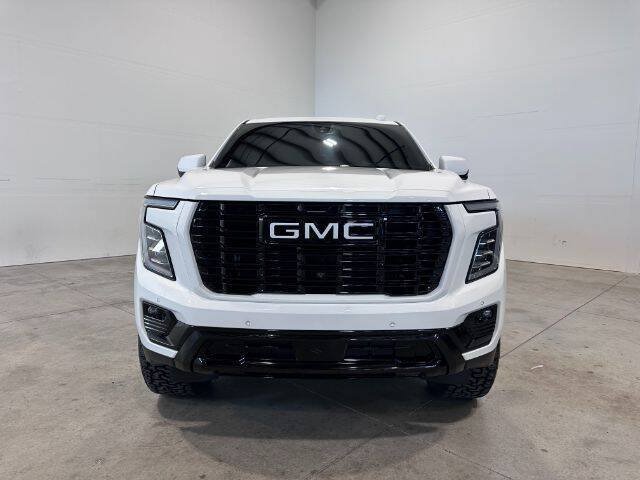 Used 2025 GMC Yukon Denali AWD/4WD image 3