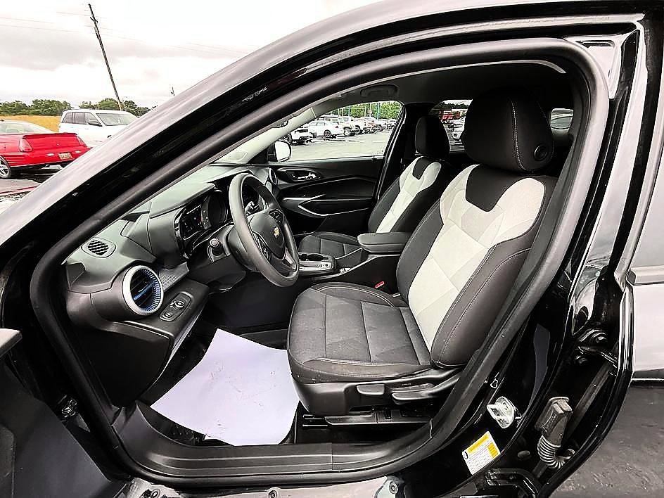 Used 2025 Chevrolet Trax LS w/ Driver Confidence Package FWD image 15