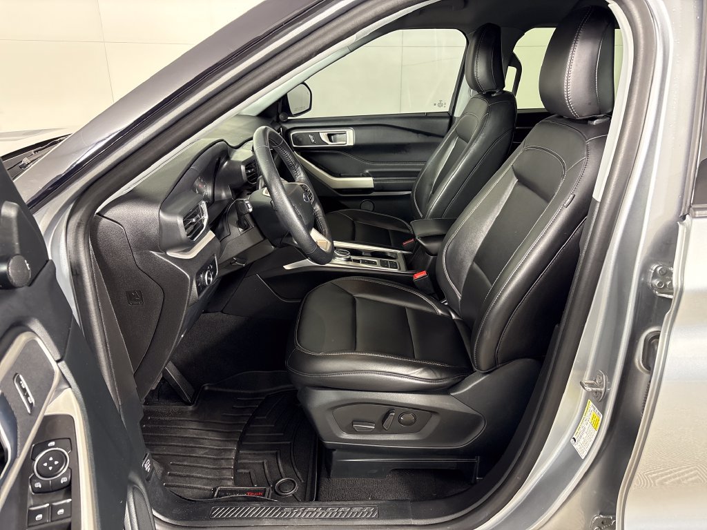 Certified 2024 Ford Explorer XLT w/ Equipment Group 202A RWD image 28