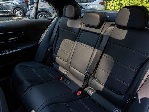 Used 2025 Mercedes-Benz C 300 4MATIC Sedan image 21