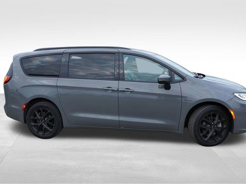 Used 2023 Chrysler Pacifica Touring-L w/ S Appearance Package image 2