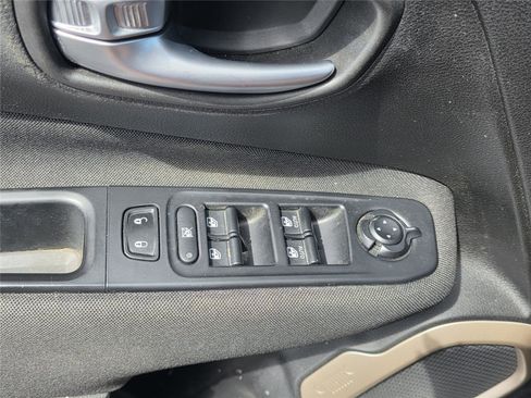 Used 2017 Jeep Renegade Latitude FWD image 23