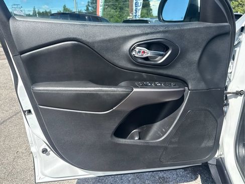 Used 2019 Jeep Cherokee Latitude Plus w/ Cold Weather Group AWD/4WD image 18