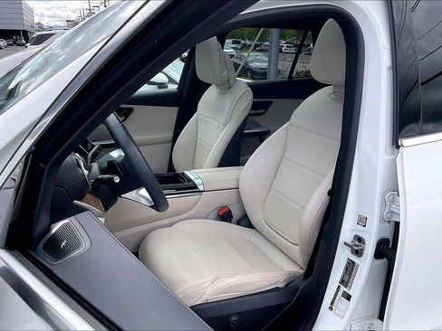 Used 2023 Mercedes-Benz GLC 300 4MATIC image 2