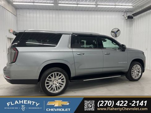 Used 2025 Chevrolet Suburban LT w/ Comfort Package AWD/4WD image 2