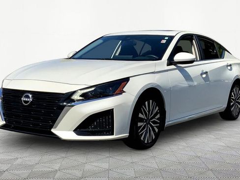 Used 2024 Nissan Altima 2.5 SV w/ SV Premium Package image 3