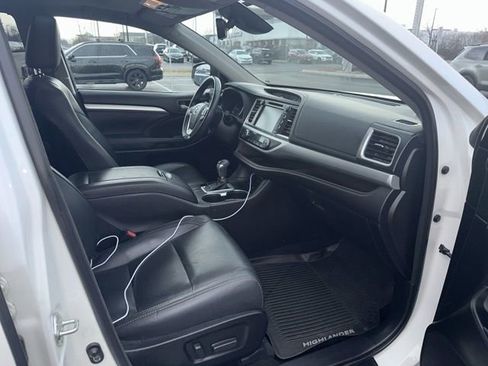 Used 2017 Toyota Highlander XLE image 11