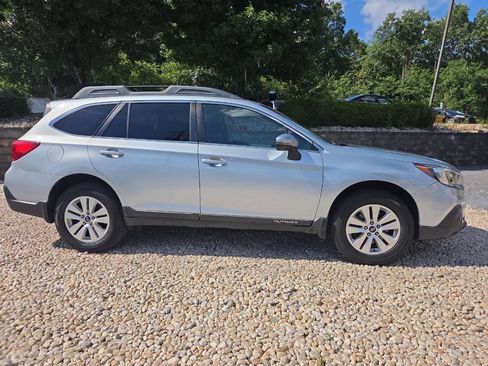 Used 2018 Subaru Outback 2.5i Premium AWD/4WD image 7