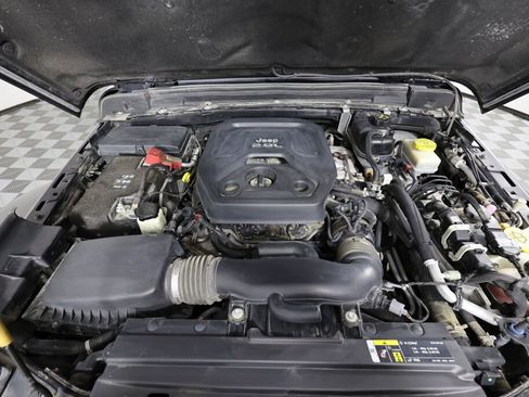 Used 2019 Jeep Wrangler Unlimited Sahara AWD/4WD image 38