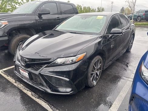 Used 2021 Toyota Camry SE w/ Convenience Package image 4