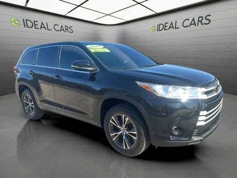 Used 2019 Toyota Highlander LE FWD image 3