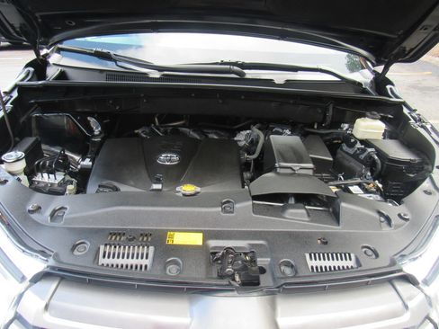 Used 2017 Toyota Highlander Plus image 17