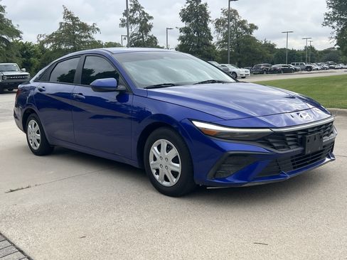 Used 2024 Hyundai Elantra Blue FWD image 2
