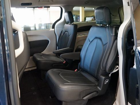 Used 2022 Chrysler Pacifica Touring-L image 44