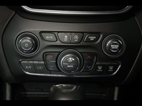 Used 2020 Jeep Cherokee Latitude Plus w/ Comfort/Convenience Group image 22