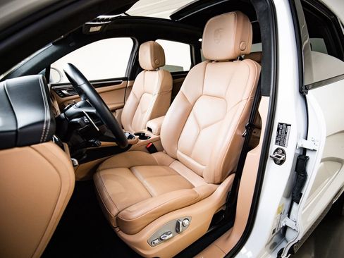 Certified 2023 Porsche Macan S AWD/4WD image 5
