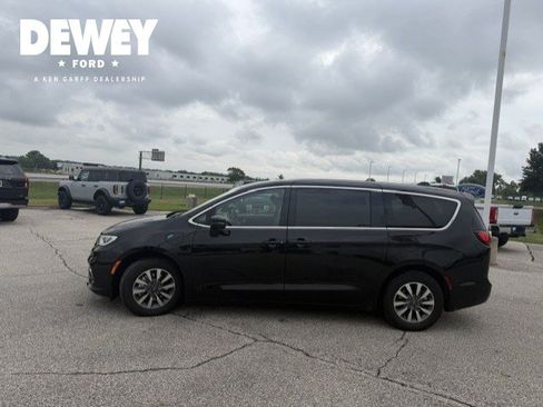 Used 2025 Chrysler Pacifica Select FWD image 5