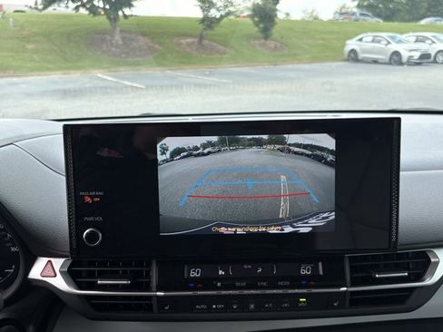 Used 2026 Toyota Sienna XLE FWD image 17