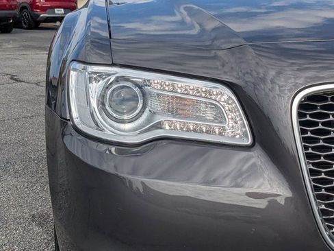 Used 2019 Chrysler 300 Touring w/ Chrome Appearance Package image 9